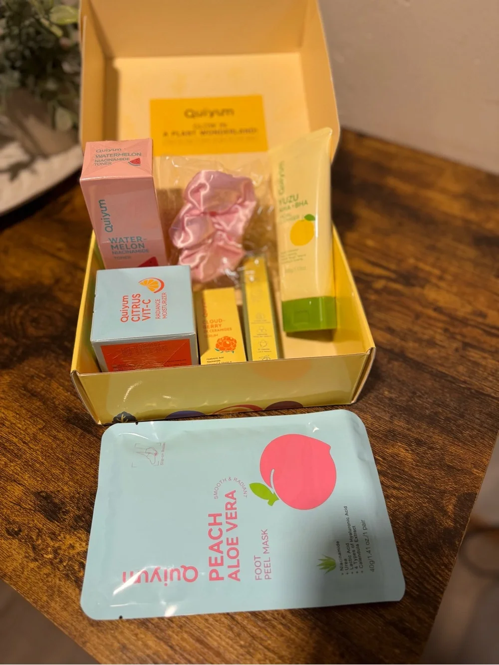 Quyüm Peach Aloe Vera Foot Peel + Assorted Skincare Set - Pastel Yellow & Mint